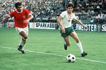 Hugo Sotil peleando un balon con el bulgaro Ivan Davidov