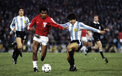Hugo Sotil peleando un balon con el bulgaro Ivan Davidov